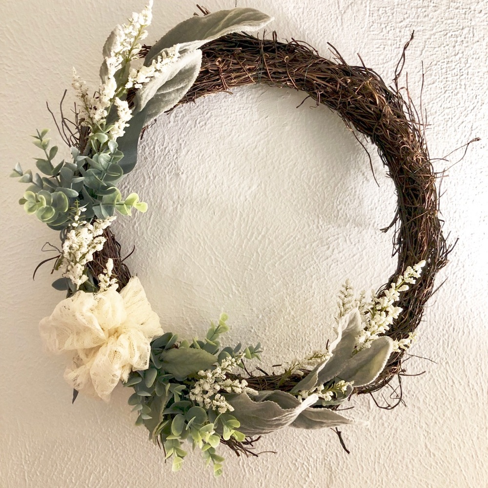 ♦️SOLD♦️Lambs ear wreath with creamy lace bow